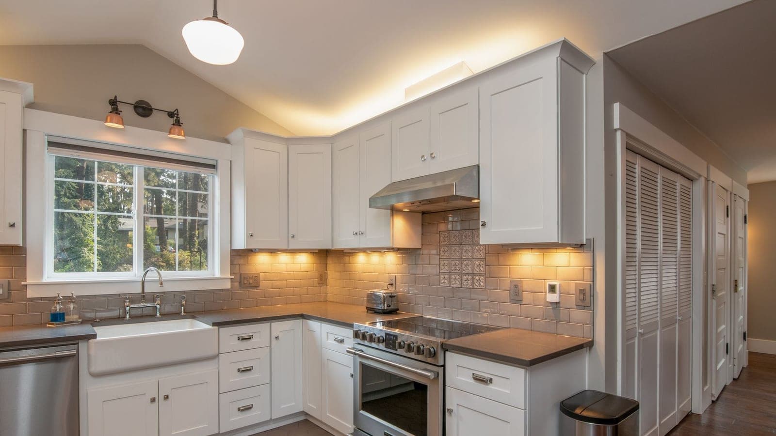 A stainless steel range hood above a hob