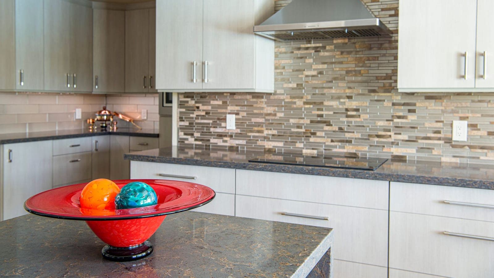 A modern kitchen with a range hood above the hob